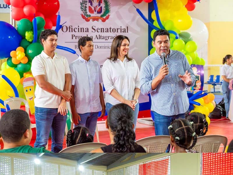 Senador Cholitín impulsa regreso a clases con mochilas y sonrisas