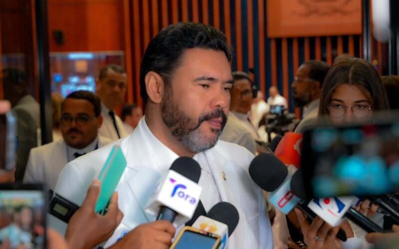 Senador Cholitín destaca compromiso con la democracia y el desarrollo en Día de la Restauración