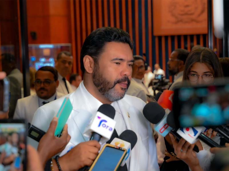 Senador Cholitín destaca compromiso con la democracia y el desarrollo en Día de la Restauración