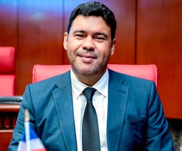Senador Rafael Barón Duluc deposita siete proyectos de ley para preparar la educación y el talento dominicano hacia el 2050