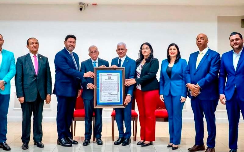 Senado reconoce trayectoria y aportes del Dr. José Garrido Calderón
