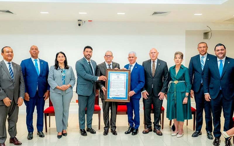 Senado reconoce a Ernesto Veloz por aportes al turismo nacional
