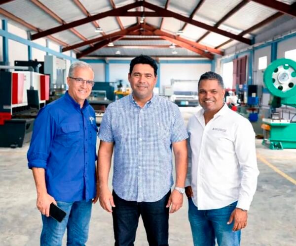 Senador de La Altagracia visita planta industrial en Punta Cana