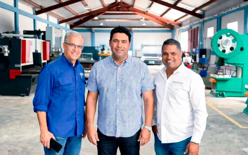 Senador de La Altagracia visita planta industrial en Punta Cana