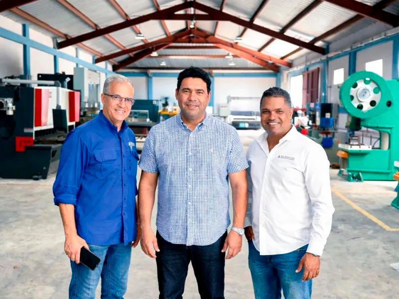 Senador de La Altagracia visita planta industrial en Punta Cana