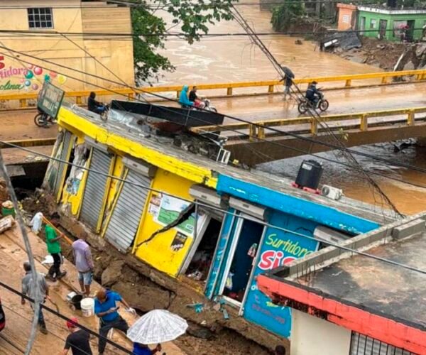 Colapsan varios comercios y viviendas en Gaspar Hernández por lluvias