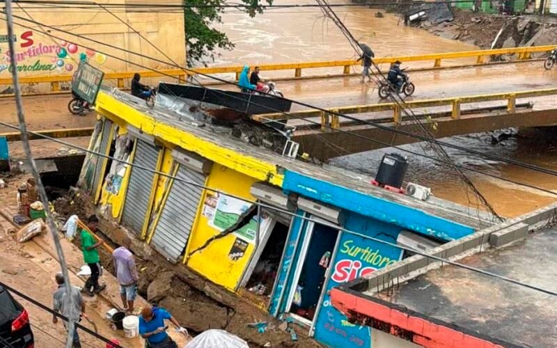 Colapsan varios comercios y viviendas en Gaspar Hernández por lluvias