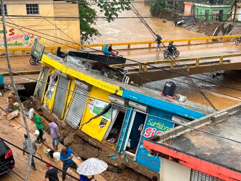 Colapsan varios comercios y viviendas en Gaspar Hernández por lluvias