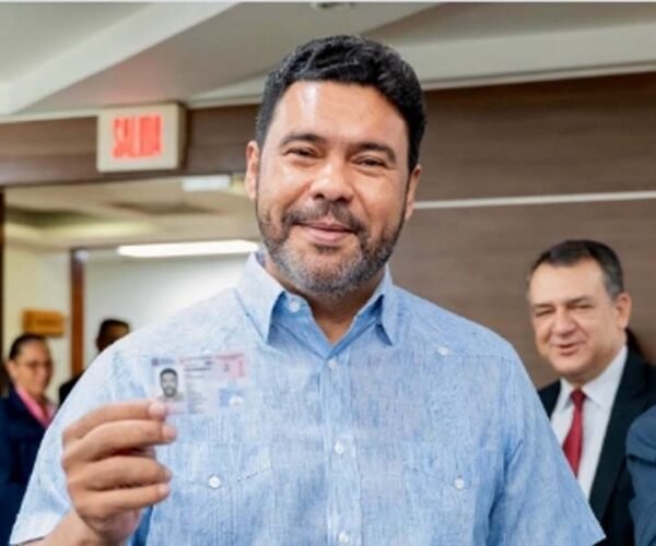 Senador Rafael Barón Duluc (Cholitín) recibe su nueva cédula de identidad
