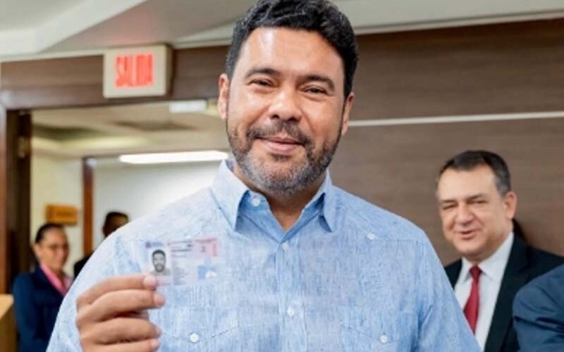 Senador Rafael Barón Duluc (Cholitín) recibe su nueva cédula de identidad