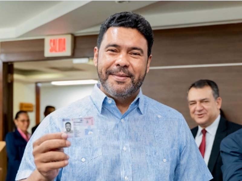 Senador Rafael Barón Duluc (Cholitín) recibe su nueva cédula de identidad