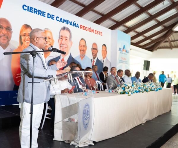 Maestro Johnny Santana presenta propuesta de gestión para el Centro UASD Higüey