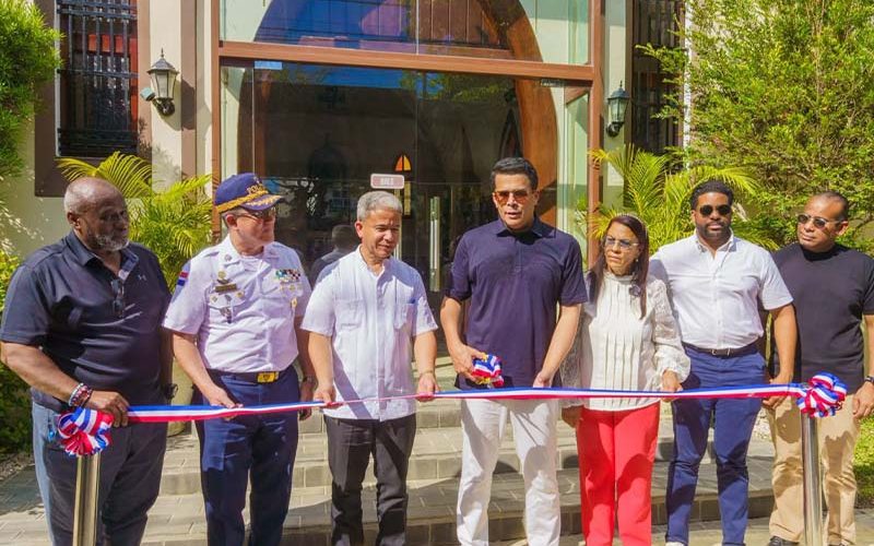 David Collado entrega 3 parques y una iglesia remozada en Boca Chica