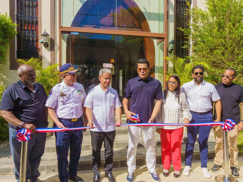 David Collado entrega 3 parques y una iglesia remozada en Boca Chica